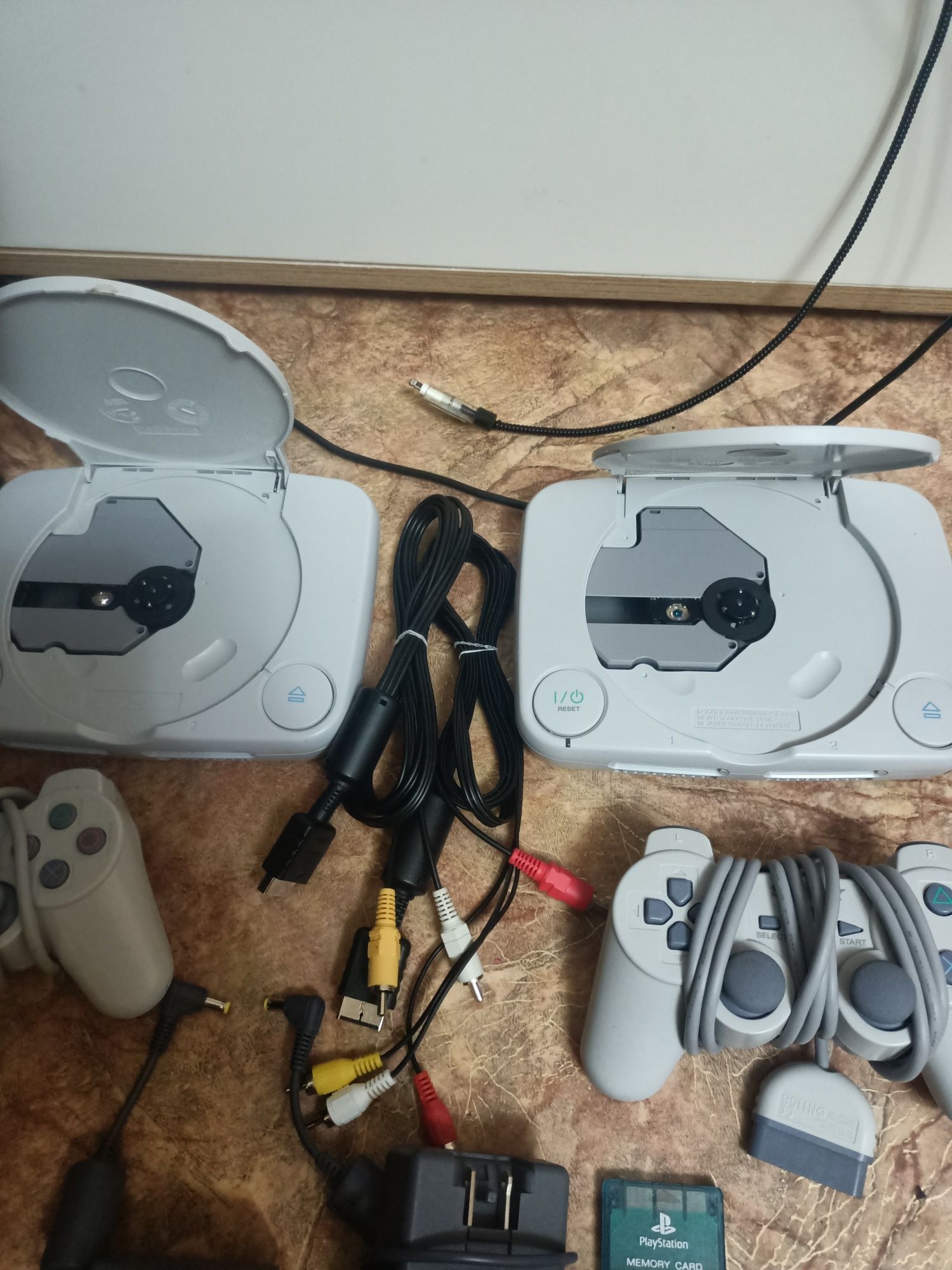 Две Sony playstation 1