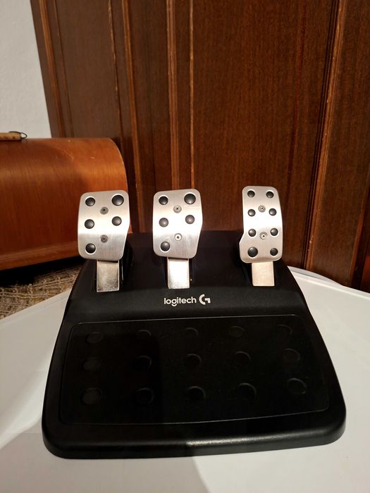 Logitech G29 + педали | 1г и 2м гаранция | Почти неизползван |