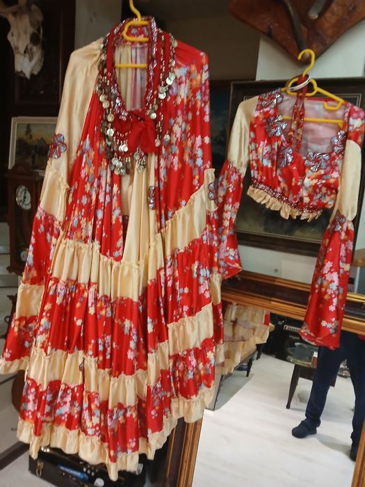 Vand 4 costume pentru dansatoare orientale