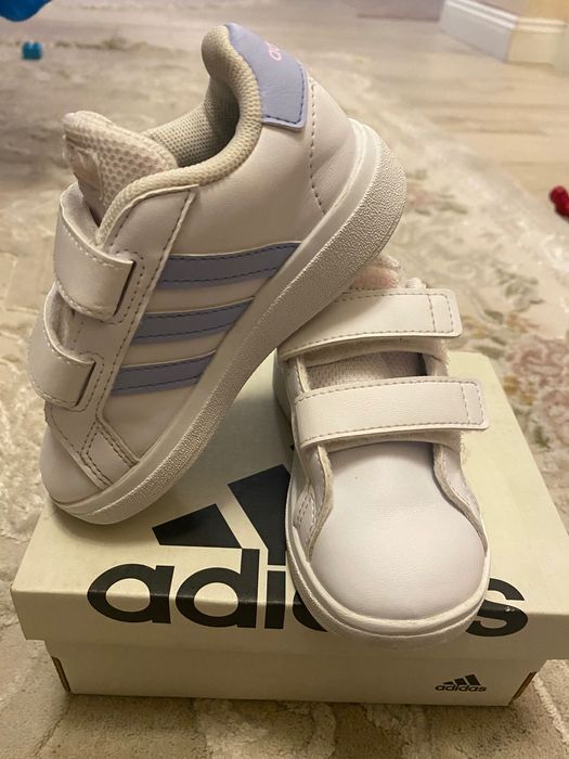 Adidași mărimea 23