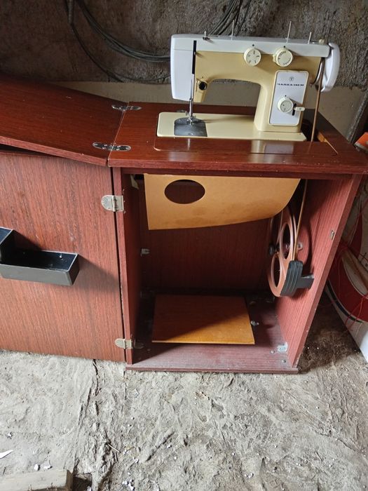 продам швейную машинку.