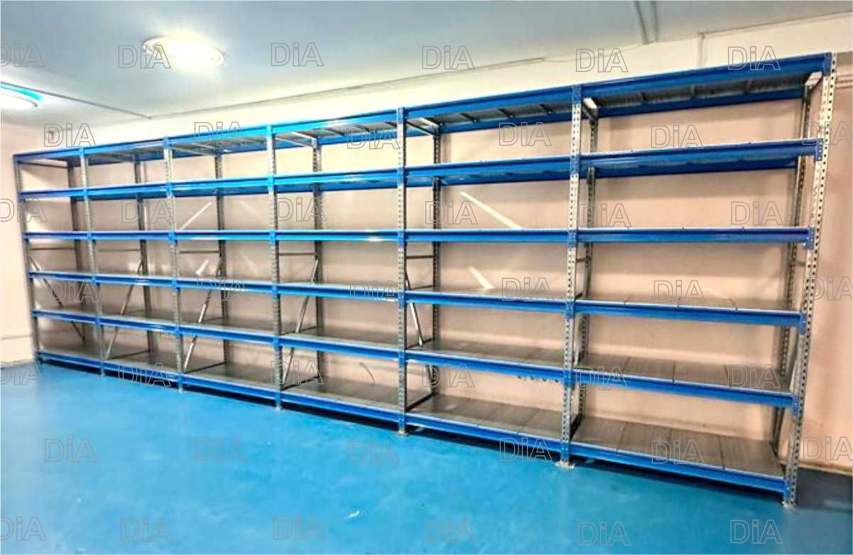 Металлические стеллажи для хранения на складе