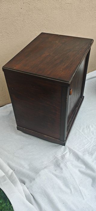 Vând 2 noptiere vintage, anii 60, stare foarte buna