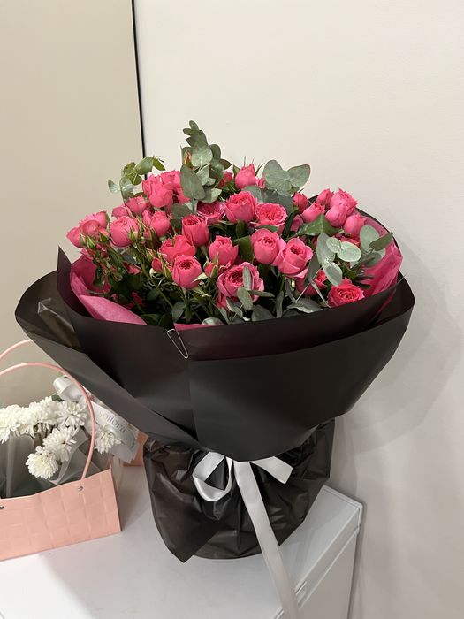 Букет цветов, пионовидные розы, хризантемы, комбинация свежих цветов