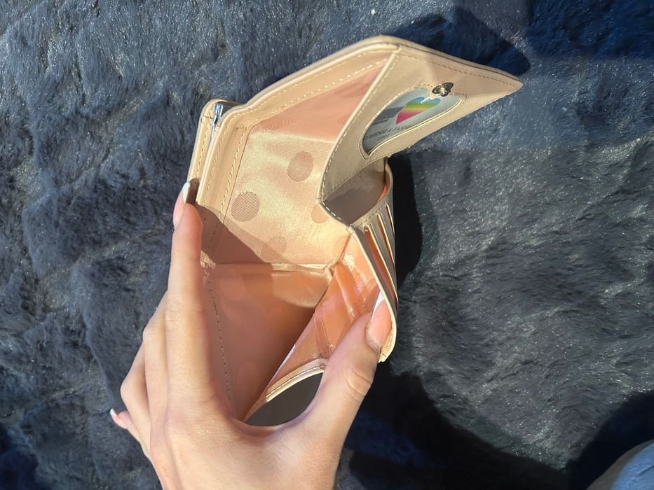 Портфейл чисто нов