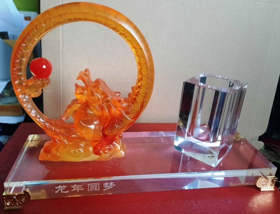 set elegant de birou din cristal cu dragon chinezesc si o minge