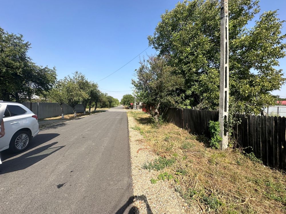 Loc de casa, teren intravilan com. Movilita