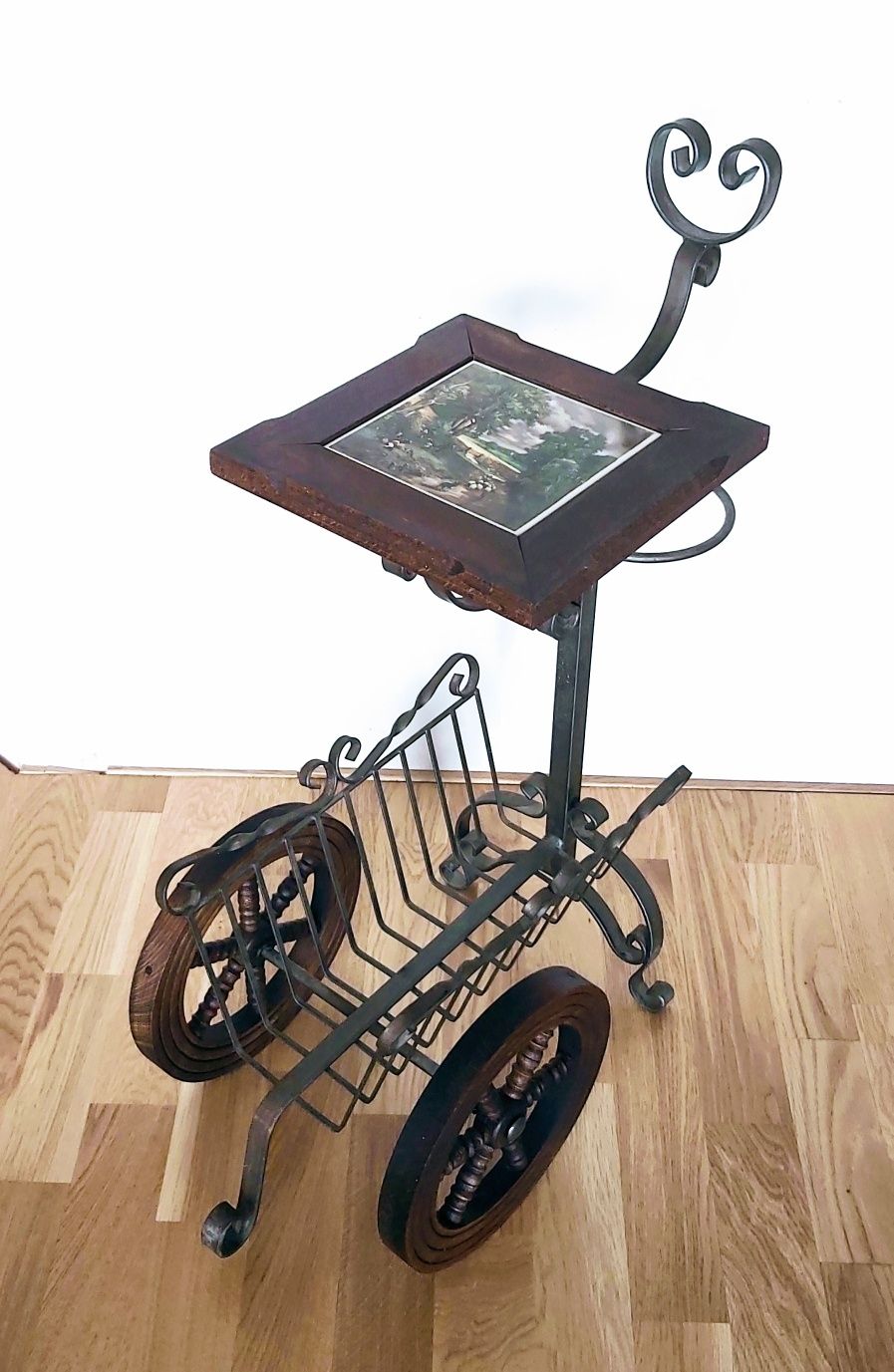 Ретро количка поставка за книги и вестници