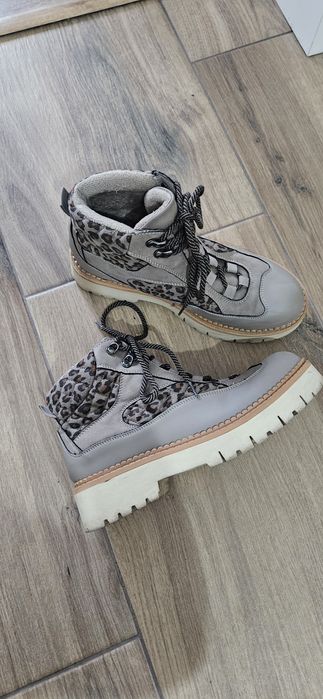 Дамски ботуши в актуален принт