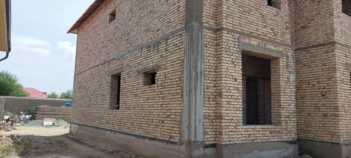 Тазадан салынган уй сатылады 2 этаж тас кирп. Есик ,аква айна ,иши сыб