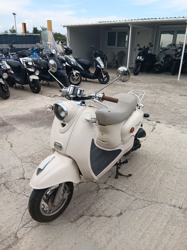 Скутер Benelli Retro 50