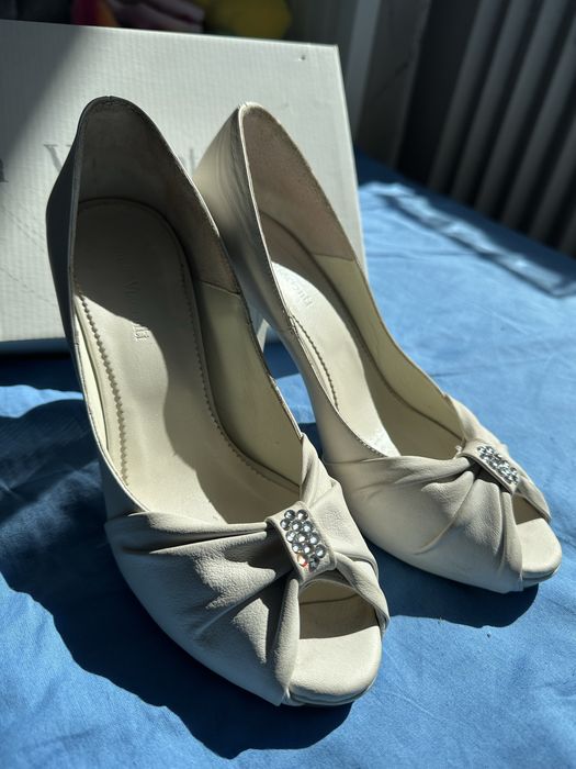 Pantofi albi decupati in fata, masura 36