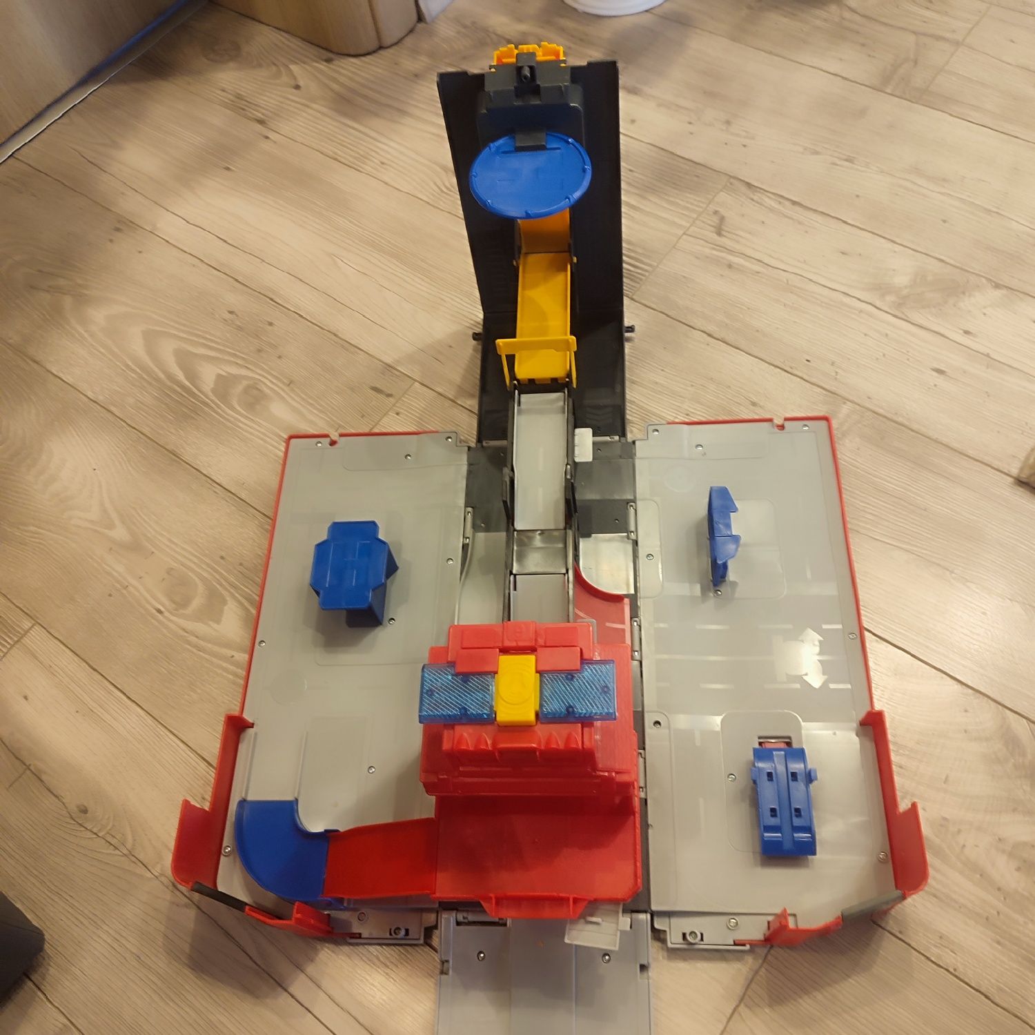 Голяма Пожарна трансформираща се в писта и писта Fisher price /Little