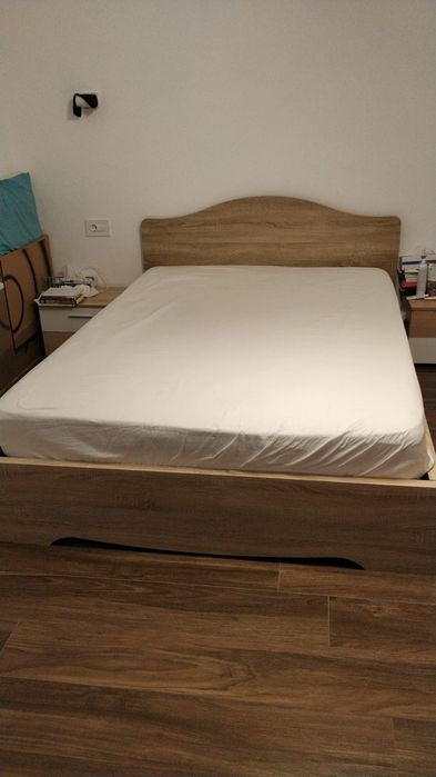 Pat matrimonial si doua noptiere in stare excelenta