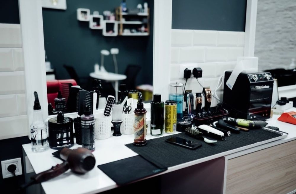 Salon de infrumusetare ofera post de frizerie,coafor,manichiura,cosmet