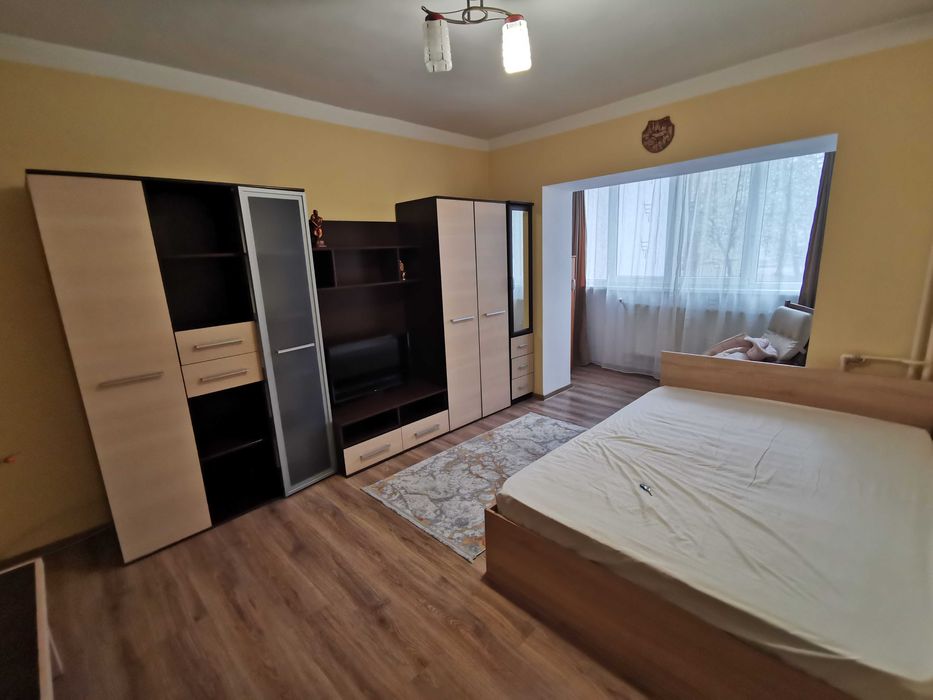 Închiriez garsoniera