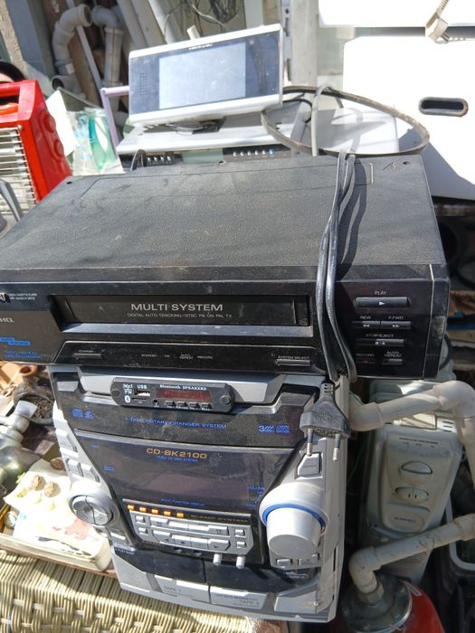 Музыкальнй центрь .