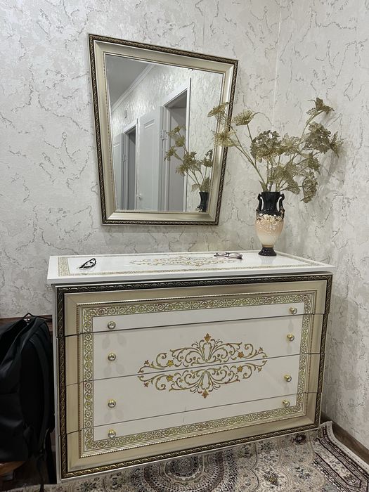 Комод с зеркалом