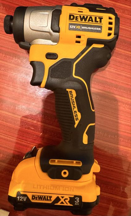 Комплект акумулаторни инструменти DeWALT XR – нов