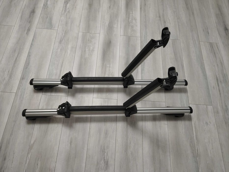 Suport schiuri auto universal – 2 schiuri / 1 snowboard cu chei