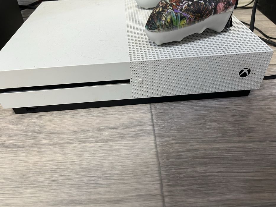 Продам приставку Xbox one s