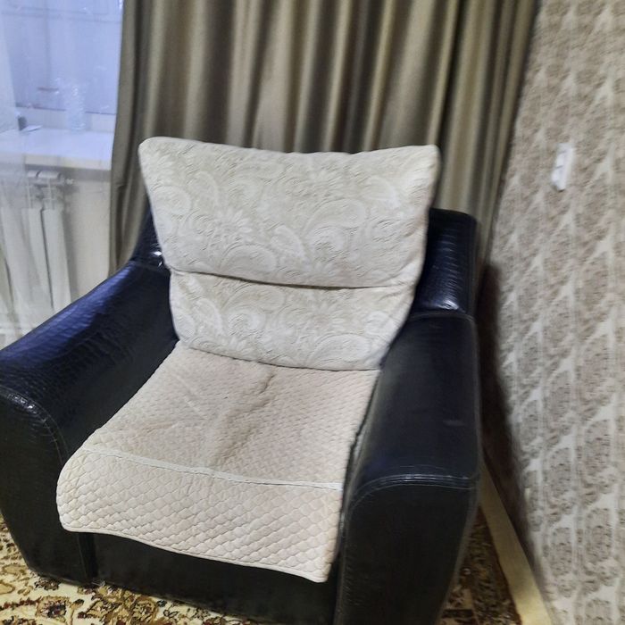 Диван угловой и кресло