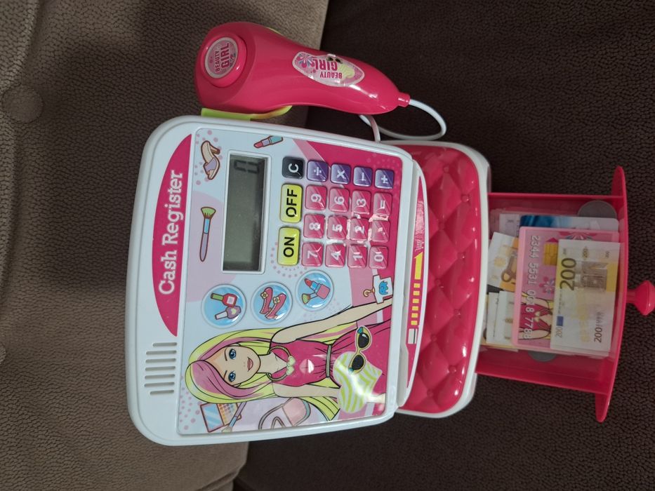 Casa de marcat si cos cumpărături cu produse