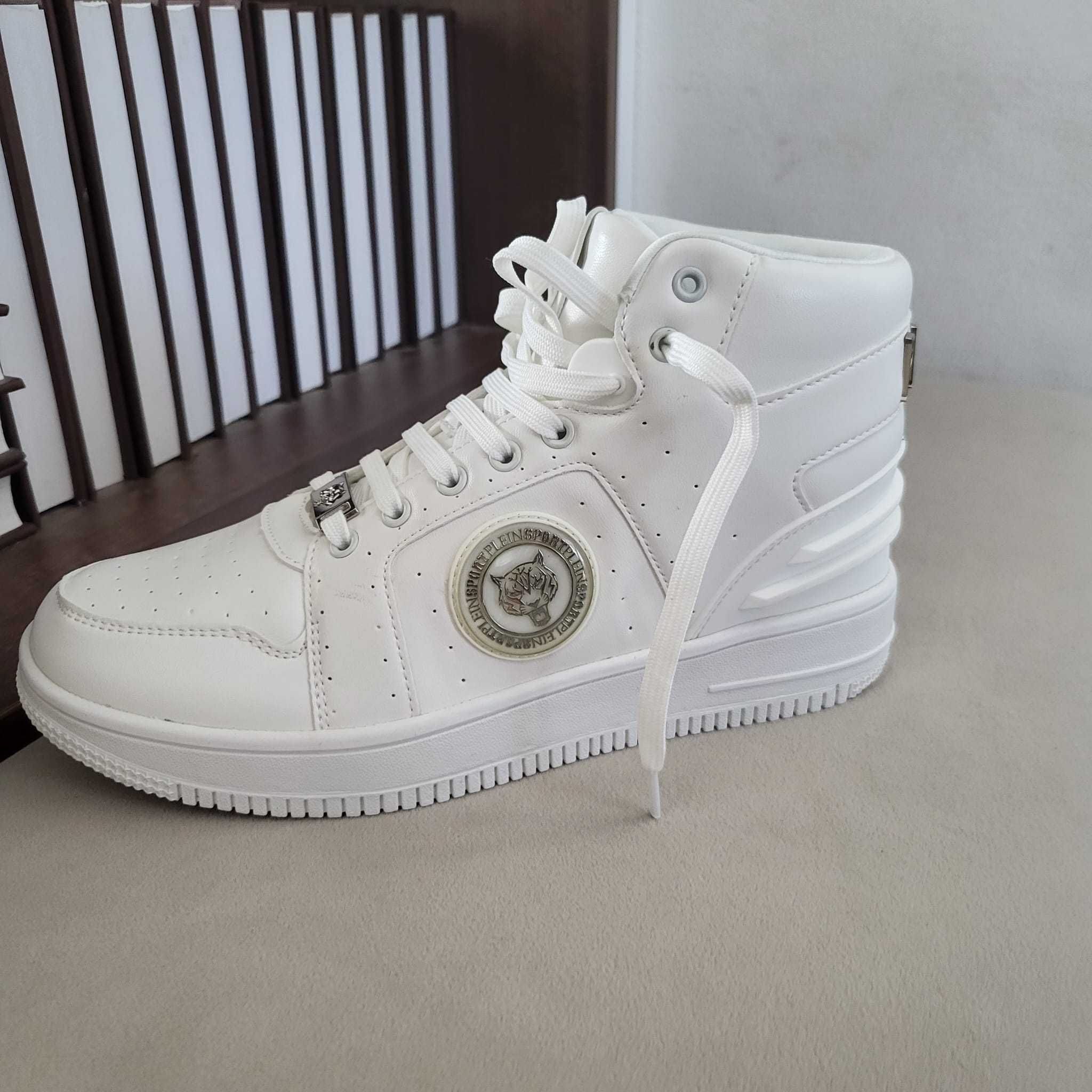 Philipp Plein Sport Strălucirea Eleganței

nr 41