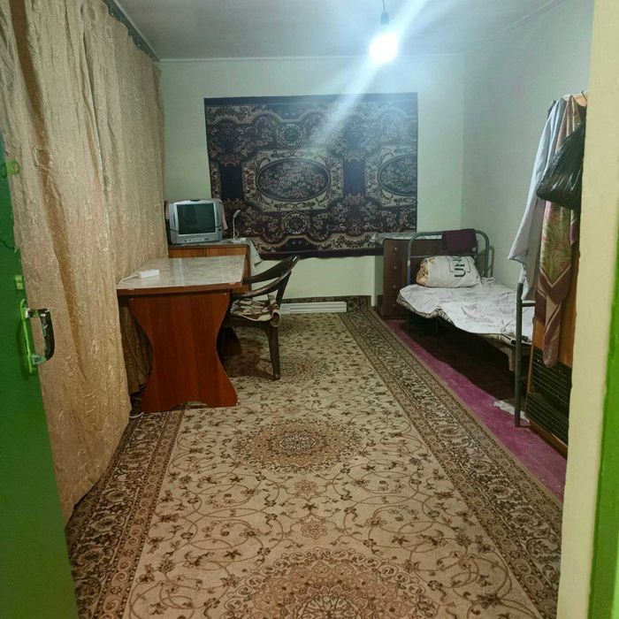 сдается   в аренду на длительный срок комната в доме на участке