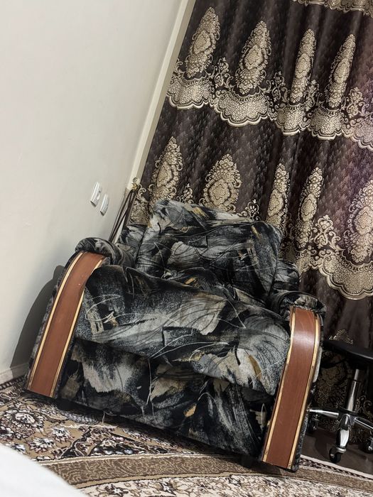 2 ta kreslo va 1 da divan sotiladi sifati yaxshi akuratni iahlatilgan.