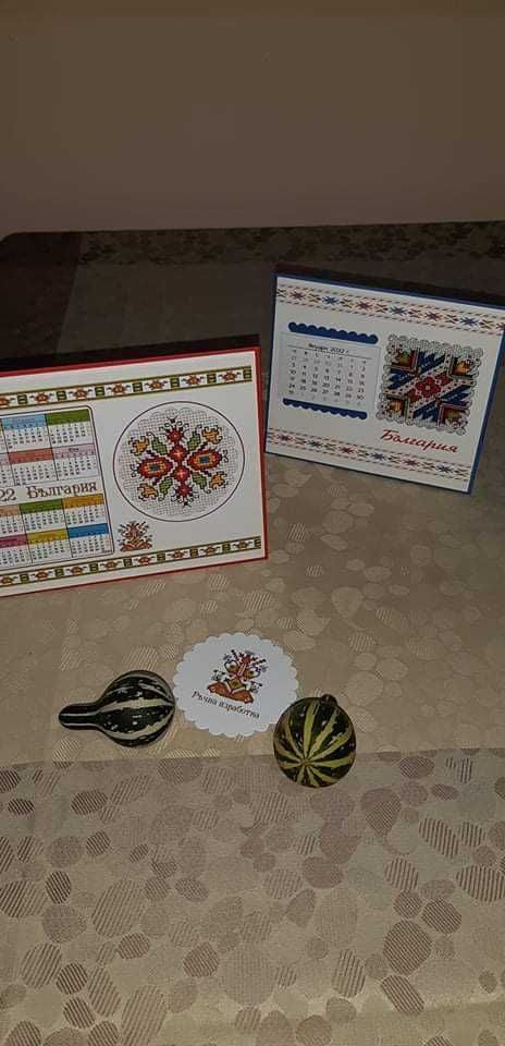 Настолни календари с ръчно бродирана шевица