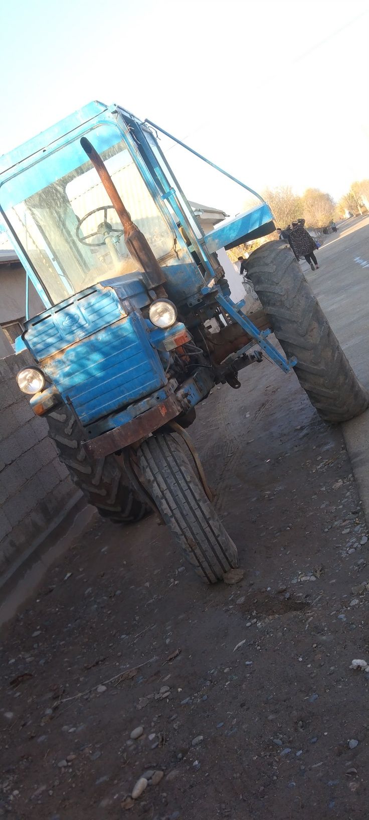 Traktor surishni sotiladi holati yaxshi akmlyatori yuq