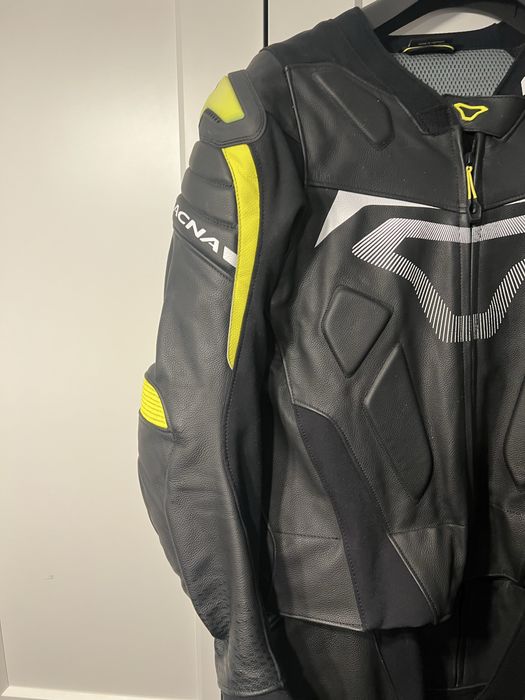 Costum moto piele Macna Voltage si manusi Macna Track R