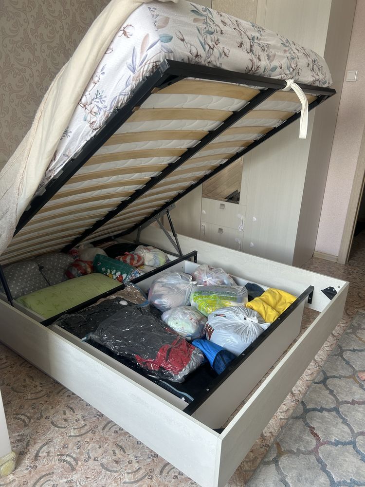 Продам 2х спальную кровать 140*200