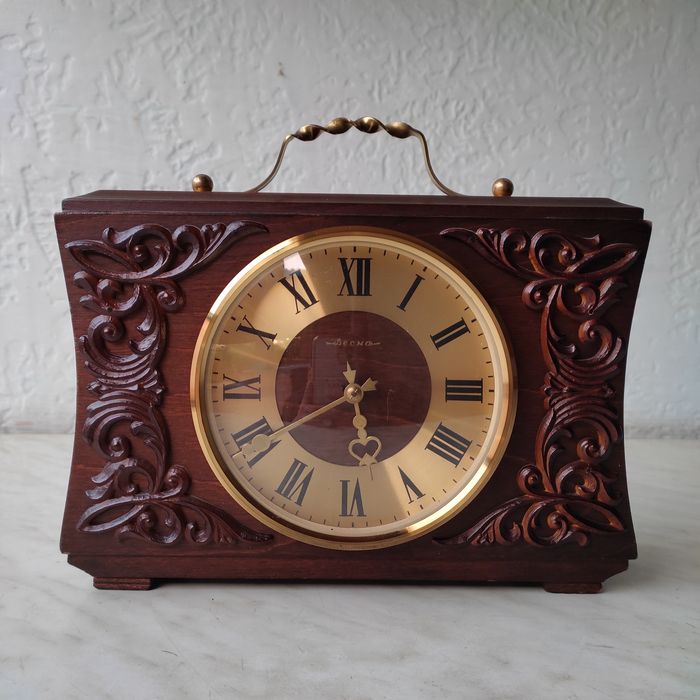 Настольные часы «Весна» (СССР)