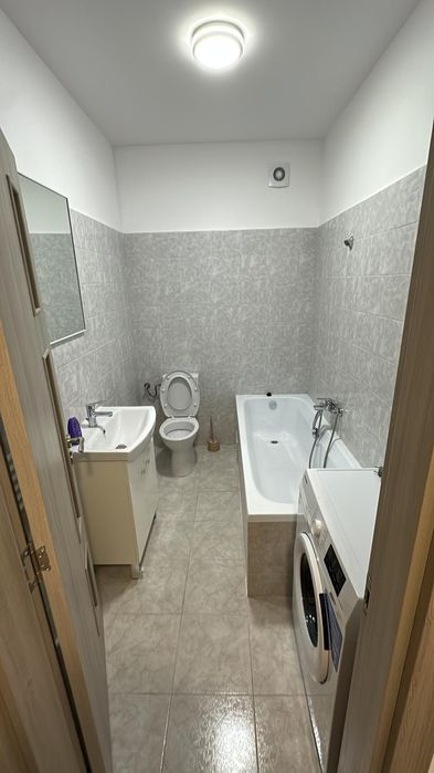 Închiriez apartament cu 2 camere