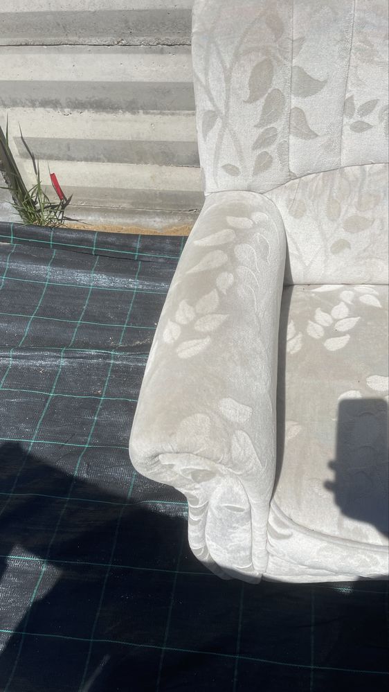 Canapea din catifea extensibil in stare foarte ingrijita