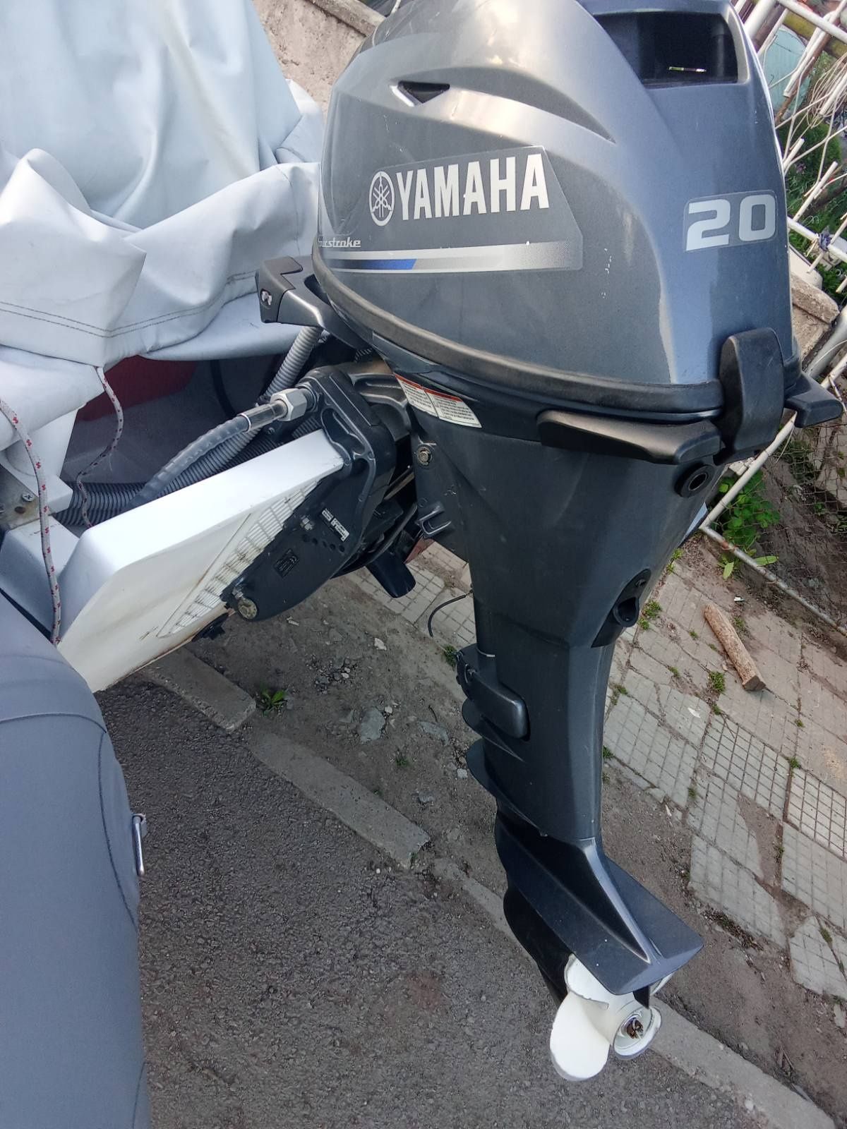 Извънбордов двигател за лодка Yamaha 20 hp като нов-2020г на 230часа