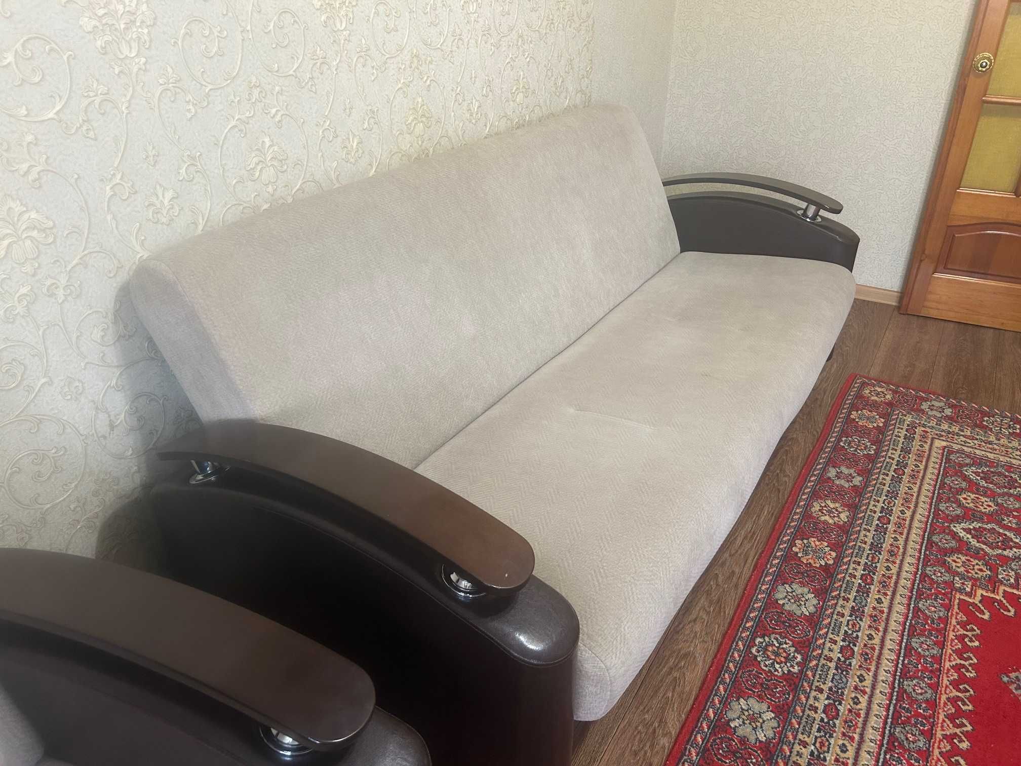 Диван и одно кресло