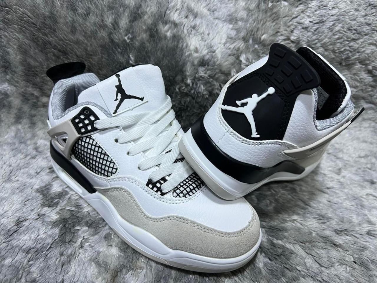 Jordan 4 unisex.