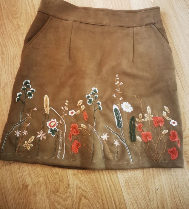 Дамска пола с бродерия