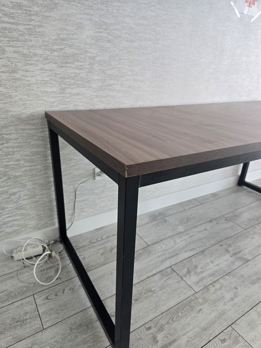 Стол в отличном состоянии.