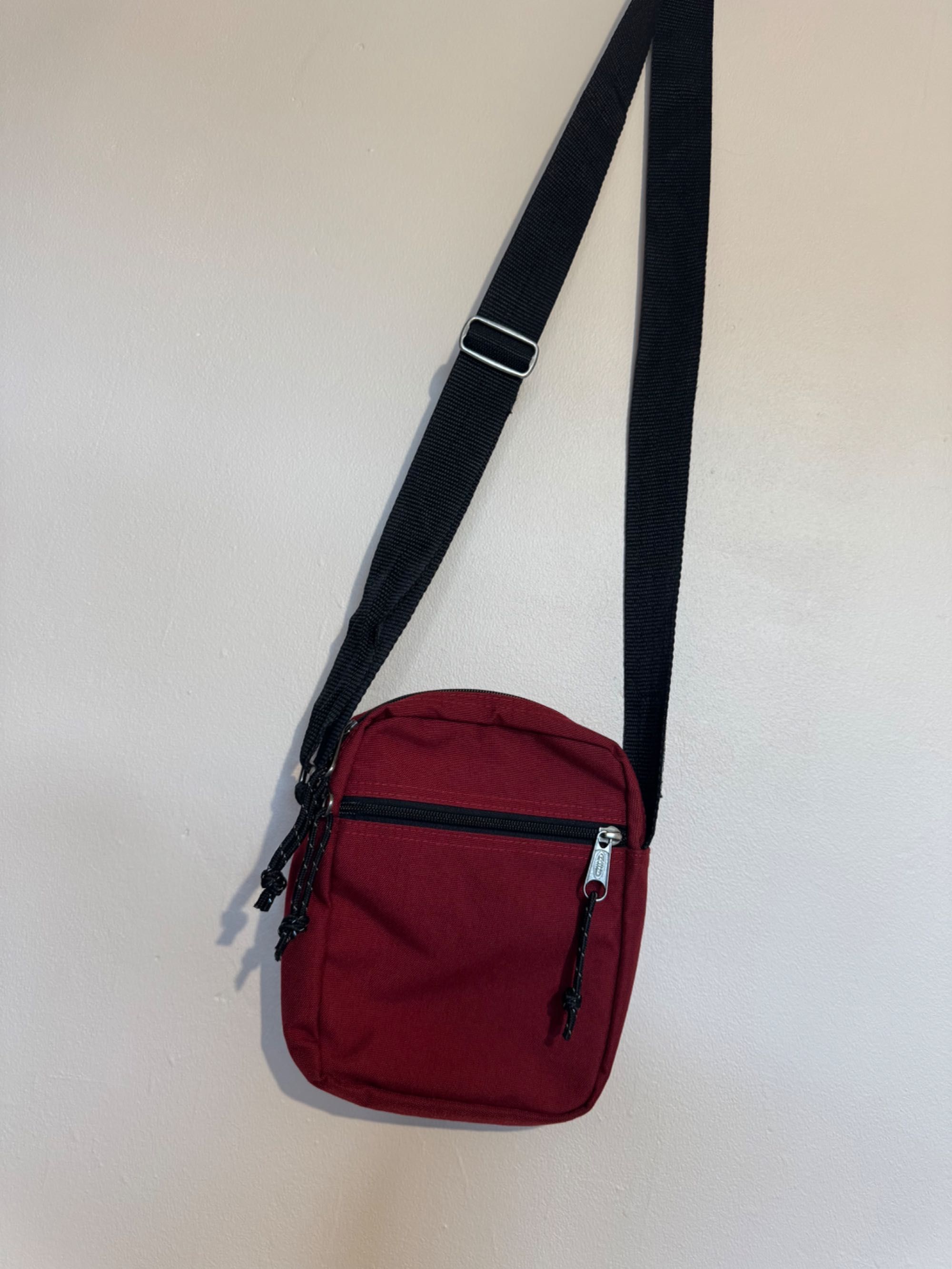 Чанта през рамо Eastpak.