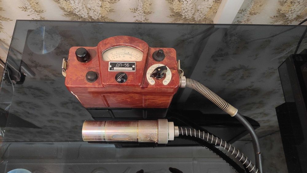 Дозиметр ДП-5Б - советского производства.