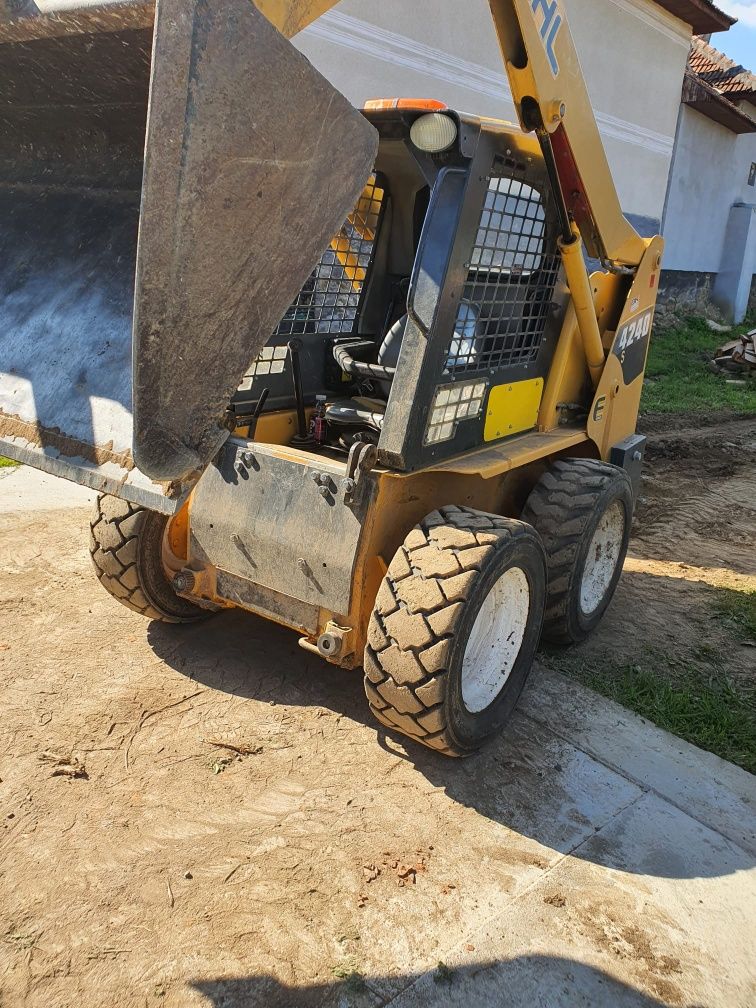 Închiriez miniexcavator motostivuitor,bobcat.