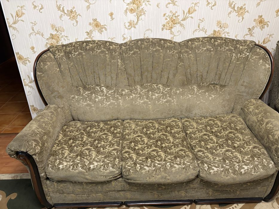 Продам расскалдной диван, два кресла