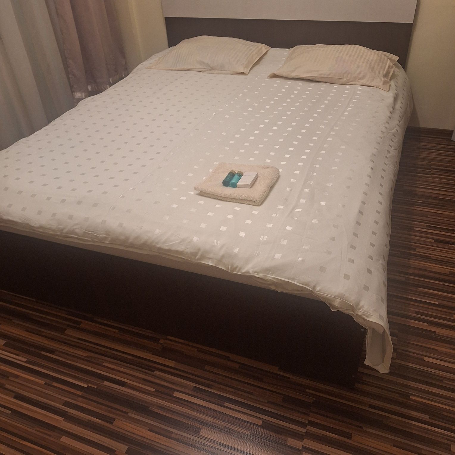 Închiriez garsoniera zona Dacia parter
