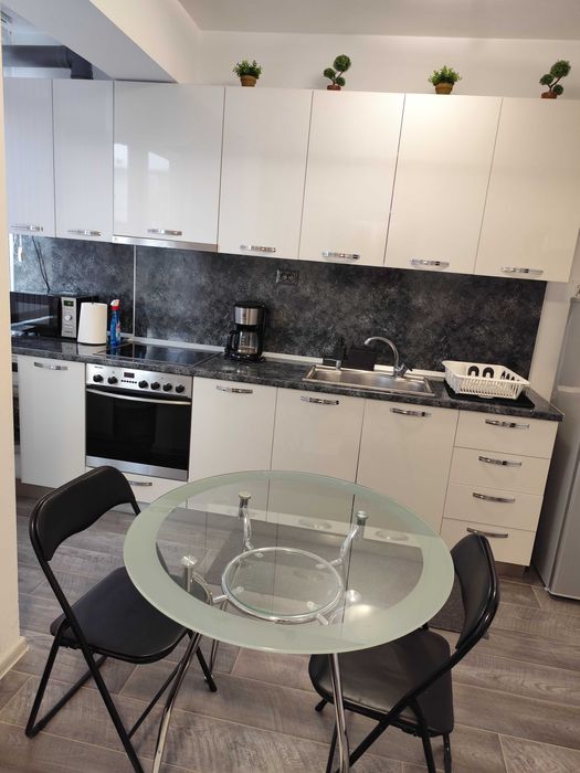 Давам под наем голям апартамент луксозно обзаведен в центъра