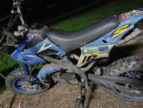 Vând sau schimb cross de 49cc merge foarte bine nu are probleme