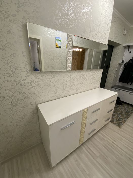 Продам комод с зеркалом